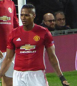 Zirkzee and Mount help Man Utd secure comeback victory at Palace