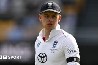 Smith drop an early blow in tale of two Ashes keepers