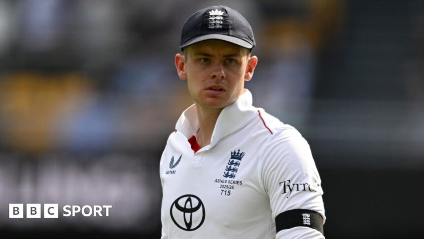 Smith drop an early blow in tale of two Ashes keepers