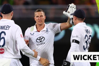 Green makes 'huge error' as Carse bowls him for 45 to give England hope