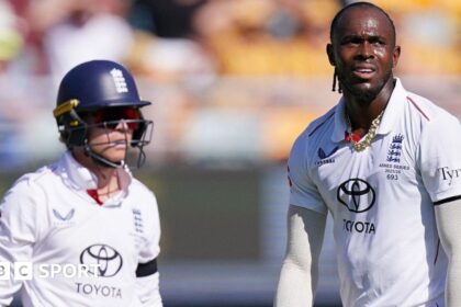 Hayden criticises Archer for bringing a pillow to Gabba