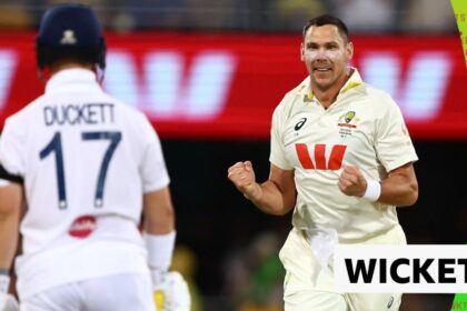 Boland bowls Duckett as ball stays very low