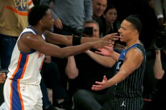 Magic's Desmond Bane launches ball a Knicks' OG Anunoby in bizarre moment