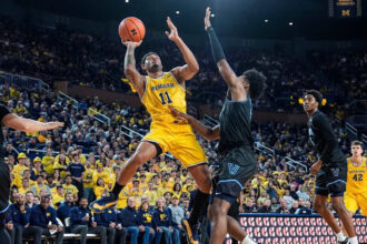No. 2 Michigan routs Villanova 89-61, remaining unbeaten with 6th straight win by 25-plus points