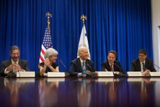 Joe Buck joins father, wins HOF's Frick Award