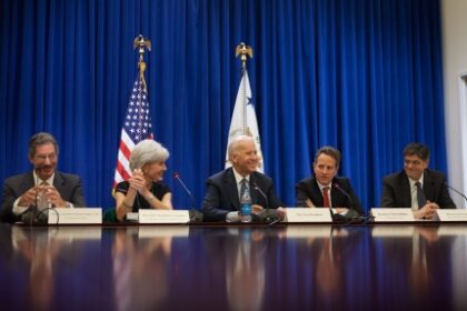 Joe Buck joins father, wins HOF's Frick Award