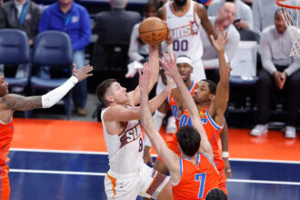 Grayson Allen ejected for hard foul on Chet Holmgren