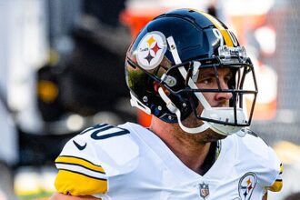 Steelers star LB T.J. Watt hospitalized with lung issue