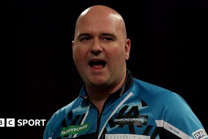 Former champion Cross cruises through at Worlds