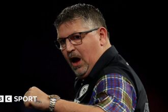 Anderson avoids shock to reach World Championship second round