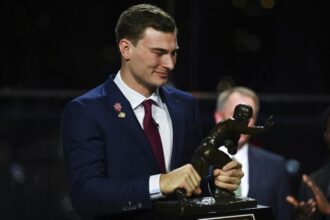 'You're my light': Fernando Mendoza dedicates Heisman Trophy win to his Mom