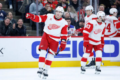 Patrick Kane scores, Red Wings snuff Blackhawks 4-0, tie Atlantic lead