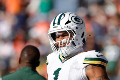 Micah Parsons heads to locker room after non-contact knee injury