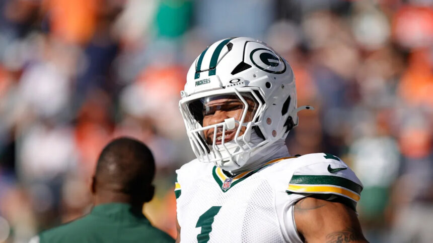 Micah Parsons heads to locker room after non-contact knee injury