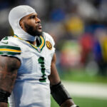 Packers DE Micah Parsons goes back to locker room after suffering knee injury