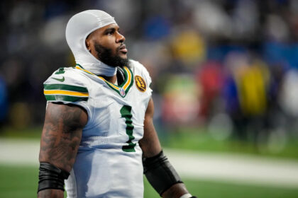 Packers DE Micah Parsons goes back to locker room after suffering knee injury