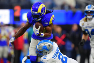 Davante Adams heads to locker room with apparent hamstring injury