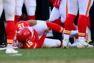 Patrick Mahomes tears ACL, out for remainder of lost 2025 Chiefs season