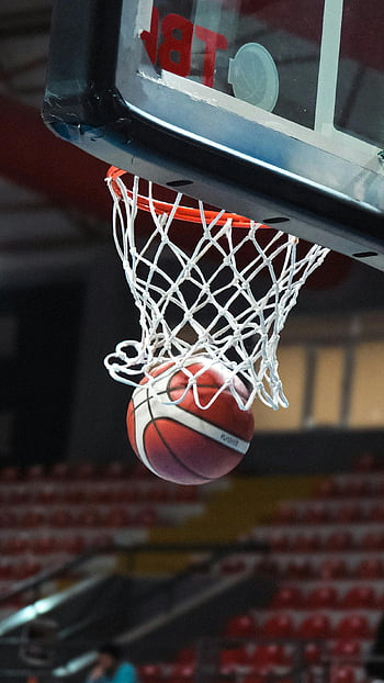 LeBron James makes clutch plays as Lakers edge Suns