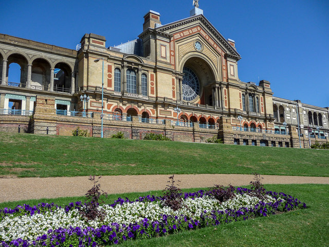 'Champagne Charlie' announces himself with memorable Ally Pally debut