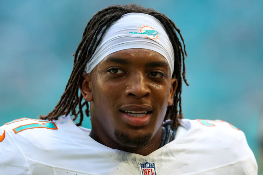 Ollie Gordon injury update, Dolphins RB limps off field vs. Steelers
