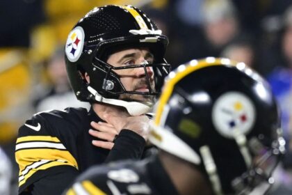 Rodgers, Steelers 'castoffs' eliminate Dolphins from playoff picture