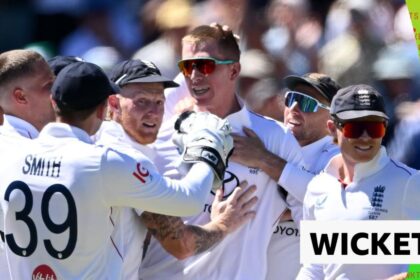 'What a stunner' - Crawley takes brilliant catch to remove Head