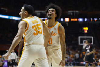 Tennessee embarrasses Louisville again, 83-62