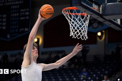 World's tallest teen sets new basketball record