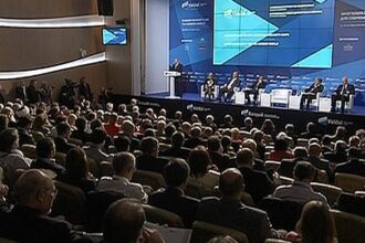 Reports: Pirates get Rays' Lowe in 3-team trade