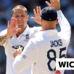 Carse takes two wickets in two balls