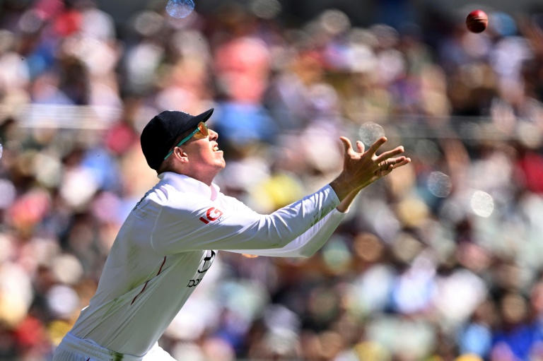 England lose Duckett in chase of record 435 to keep Ashes alive