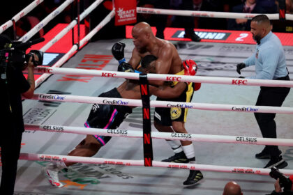 Anderson Silva, in vintage form, TKOs Tyron Woodley with toe-tapping uppercut