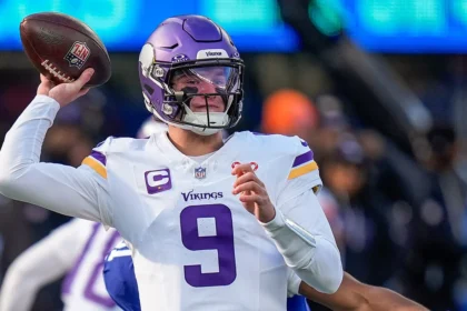 Vikings star leaves game after suffering hand injury during turnover