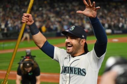 Mariners get contract update on Eugenio Suarez's free agency