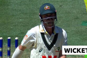 'Big wicket!' - Carse bowls Head for 46