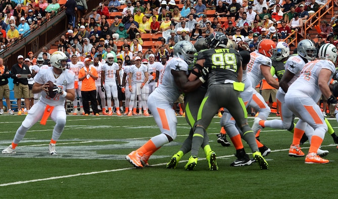 Garrett eyes sack record vs. 'legendary' Rodgers