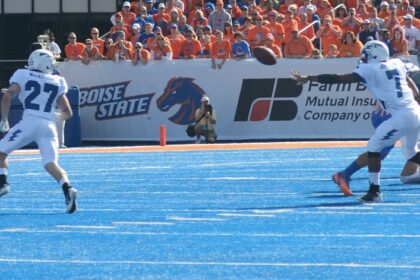 NFL roundup: Steelers edge Ravens in wild finish for playoff berth