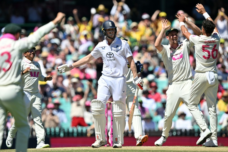 Bethell slams maiden century to leave final Ashes Test on knife edge
