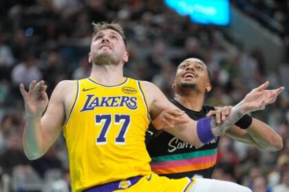 Lakers' offense sputters in short-handed road loss to Spurs