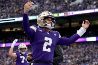 Demond Williams Jr. calls a reverse, decides to remain at Washington rather than transfer