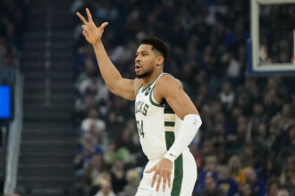Giannis Antetokounmpo's last-minute block and steal against LeBron James leads Bucks to win over Lak