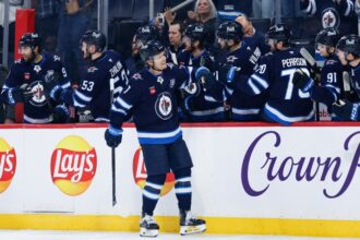 Jets hammer Kings to end 11-game winless streak