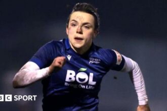 Hopkins among 11 uncapped players in Red Roses squad