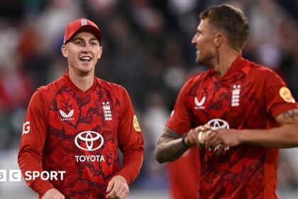 Sunrisers Leeds retain Brook and Carse for Hundred