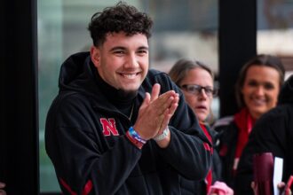 Top quarterback in transfer portal chooses to play for Oregon