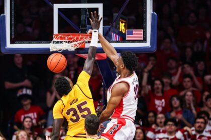 Koa Peat's 20-10 helps No. 1 Arizona hold off Arizona State