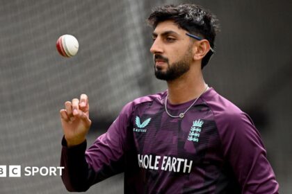England spinner Bashir swaps Somerset for Derbyshire
