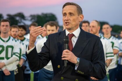 Manchester United in search of spark vs. Manchester City