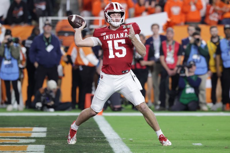 Unblemished Indiana fends off Miami for first college football title